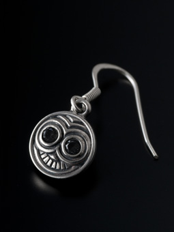 TIBEKKOTSU EMBLEM EARRING