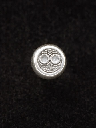 TIBEKKOTSU EMBLEM EARRING